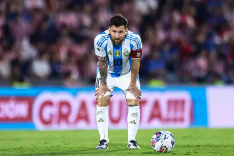 "أبقوا رؤوسكم مرفوعة".. ميسي يواسي منتخب الأرجنتين للشباب بعد خسارة المونديال